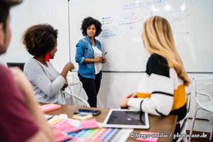 Frau unterrichtet